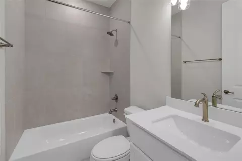 Bath - 2819 Pathway Meadows Ln, Webster, TX 77598 photo 6 of 8