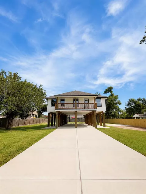 628 Oakdale St, Shoreacres, TX 77571