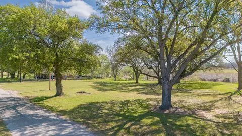 160 Burford St, Columbus, TX 78934