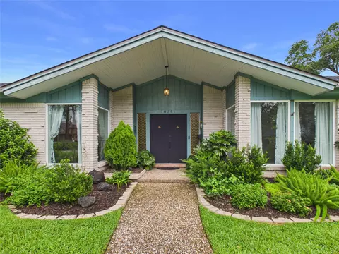 18591 Martinique Dr, Nassau Bay, TX 77058