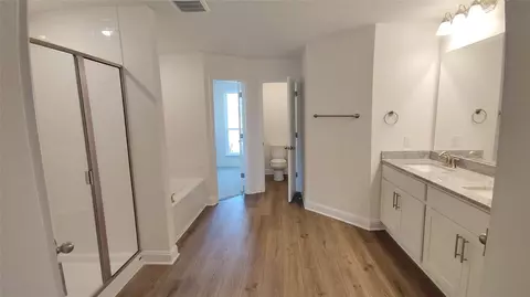 Bath - 2 Keystone Ct, Angleton, TX 77515 photo 1 of 3