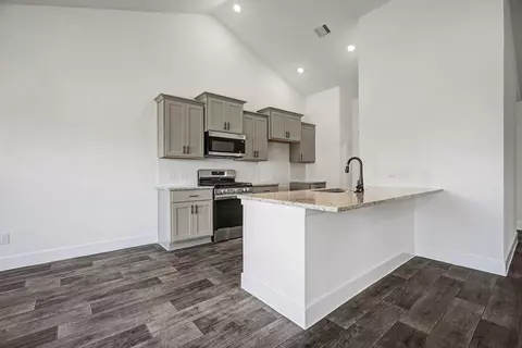 Kitchen - 2 Keystone Ct, Angleton, TX 77515 photo 3 of 3
