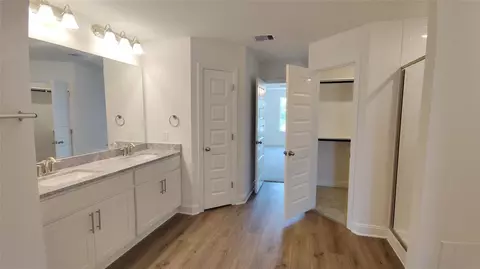 2 Keystone Ct, Angleton, TX 77515