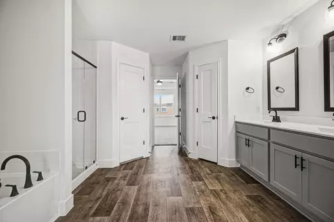 Entry Way - 2 Keystone Ct, Angleton, TX 77515 photo 8 of 8