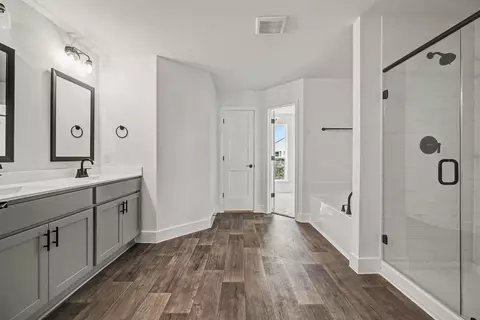 Entry Way - 2 Keystone Ct, Angleton, TX 77515 photo 6 of 8