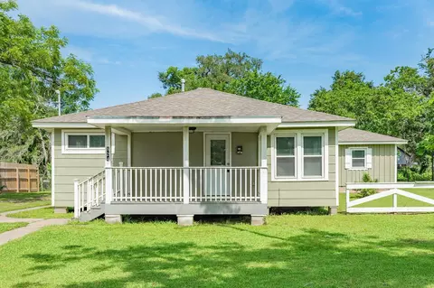 824 Elm St, Clute, TX 77531
