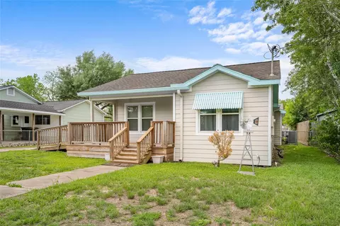 405 N College St, Weimar, TX 78962