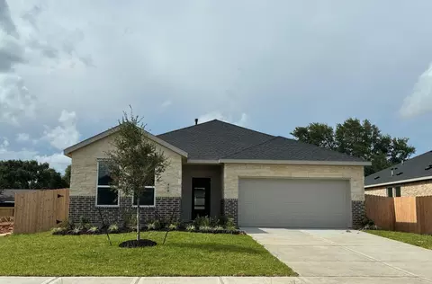 421 Robin St, Angleton, TX 77515 photo 1