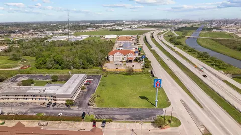 1000 Highway 332, Clute, TX 77531