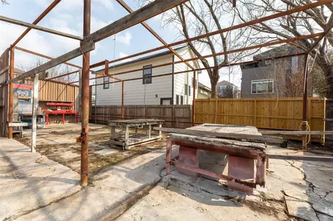 Exterior - 5229 Eigel St, Houston, TX 77007 photo 5 of 6