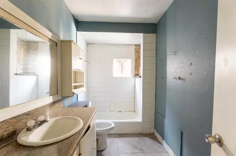 Bath - 5229 Eigel St, Houston, TX 77007 photo 1 of 1
