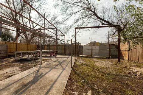 Exterior - 5229 Eigel St, Houston, TX 77007 photo 4 of 6