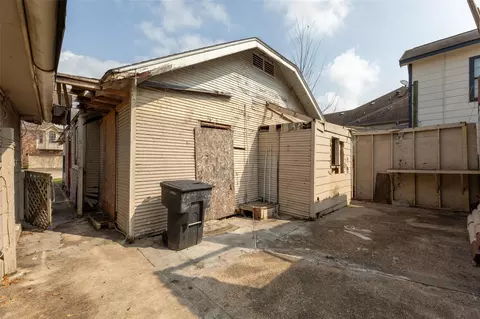 Exterior - 5229 Eigel St, Houston, TX 77007 photo 3 of 6