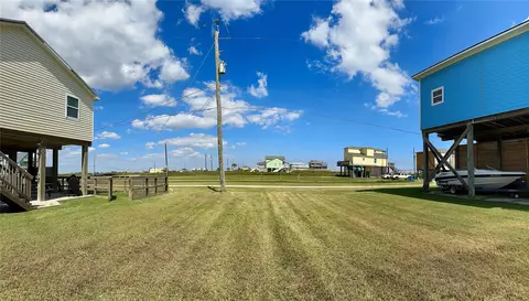 118 Nesmith Pl, Surfside Beach, TX 77541