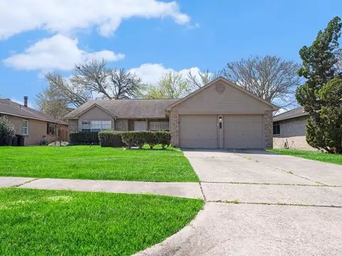 1826 Pilgrims Point Dr, Friendswood, TX 77546