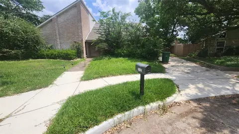 2127 Manor Green Dr, Houston, TX 77077
