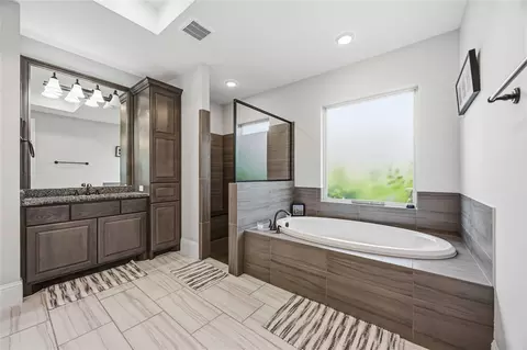 Bath - 27002 Benton Brook Ct, Spring, TX 77386 photo 3 of 7