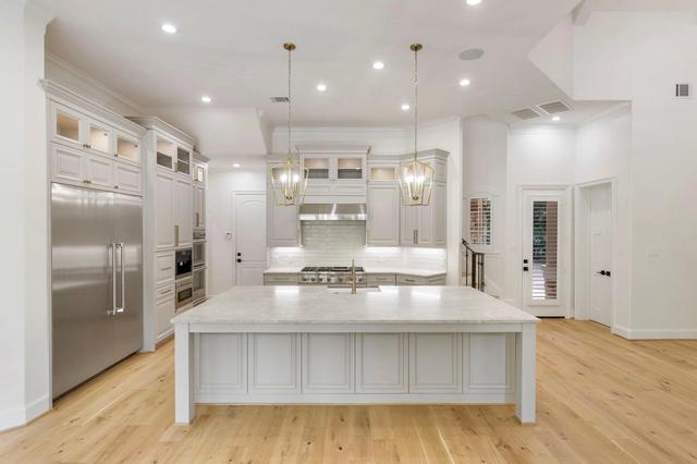 14 N Palmiera Cir, The Woodlands, TX 77382