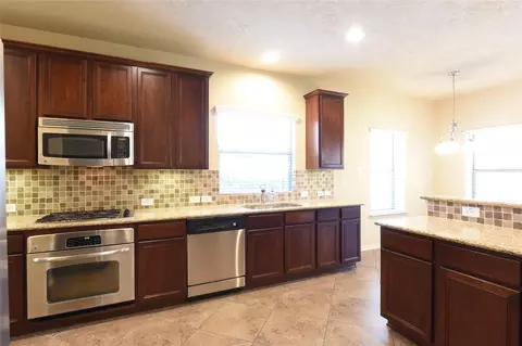Kitchen - 118 E Lasting Spring Cir, Spring, TX 77389 photo 3 of 5