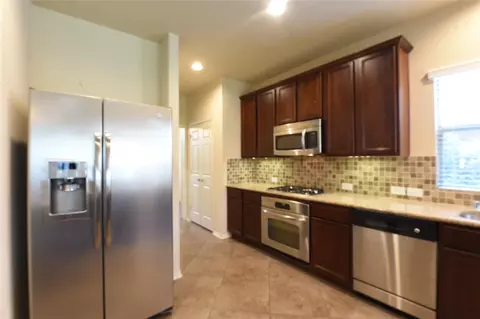 Kitchen - 118 E Lasting Spring Cir, Spring, TX 77389 photo 4 of 5