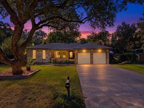 8717 Acorn Ln, Hitchcock, TX 77563