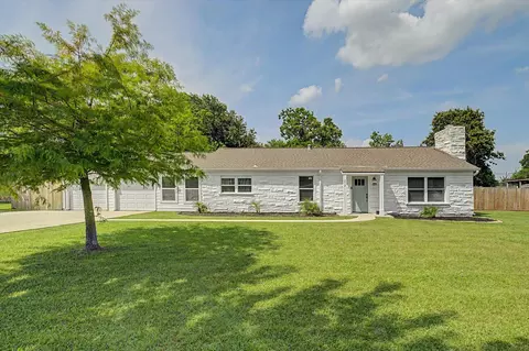 212 Lakewood Dr, Baytown, TX 77520