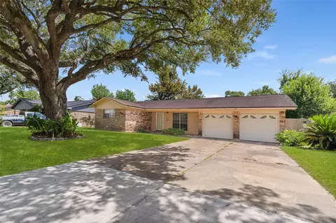 104 Talisman St, Lake Jackson, TX 77566