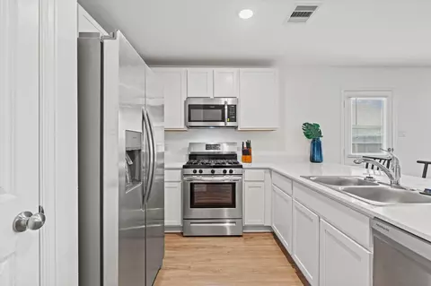 Kitchen - 236 Bennett Loop, Angleton, TX 77515 photo 2 of 3