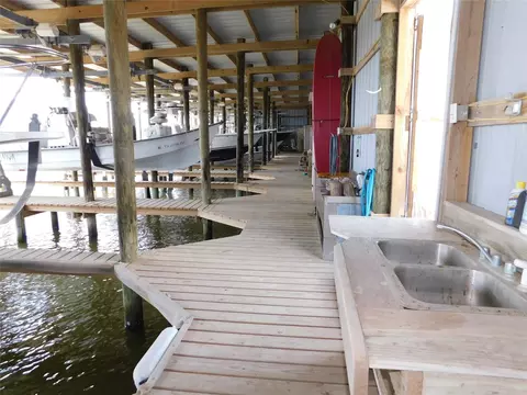 7 Port St # W, Port Lavaca, TX 77979