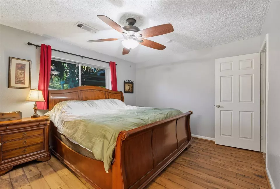 Bedroom - 7318 Palmetto Ln, Baytown, TX 77521 photo 2 of 2