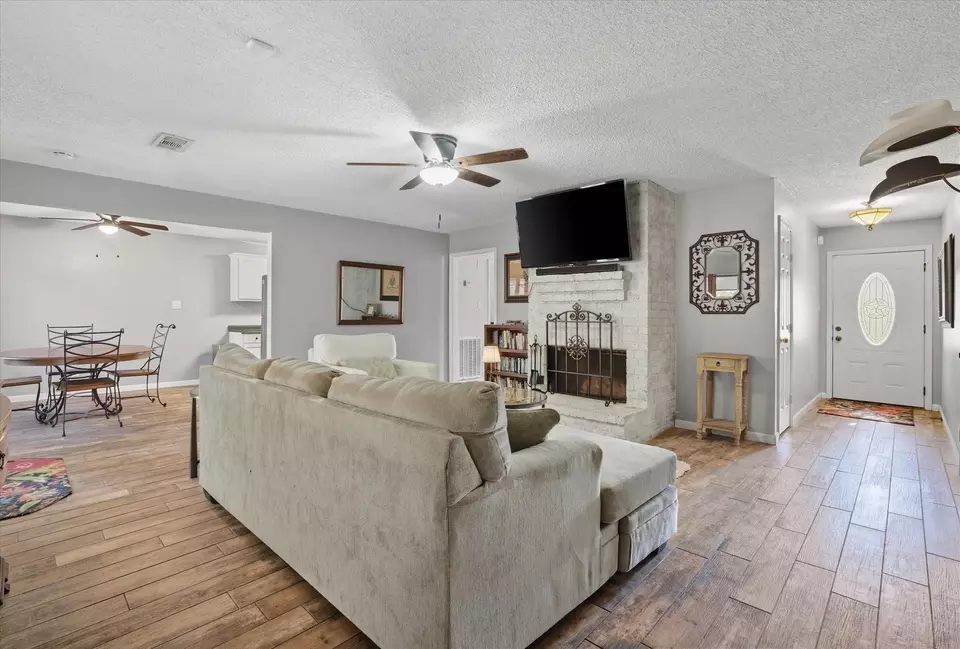 Entry Way - 7318 Palmetto Ln, Baytown, TX 77521 photo 1 of 1
