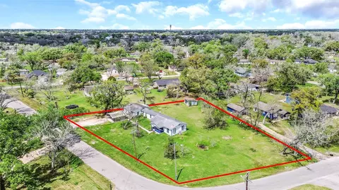 1220 Pecan St, Clute, TX 77531