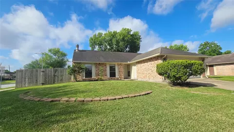 6934 Tara Dr, Richmond, TX 77469