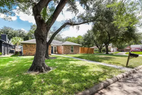 1802 Elmwood Ct, Sugar Land, TX 77498