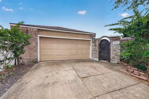 8142 Misty Ridge Ln, Houston, TX 77071