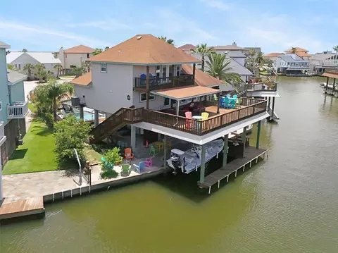 207 Easterly Dr, Tiki Island, TX 77554
