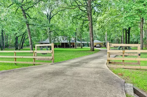5423 Country Ct, Magnolia, TX 77354