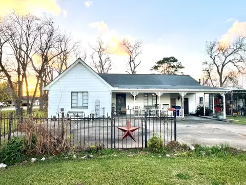 202 1st St, Brazoria, TX 77422
