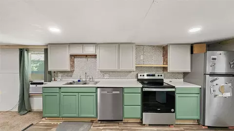 Kitchen - 479 S Settlers Way, Trinity, TX 75862 photo 2 of 3