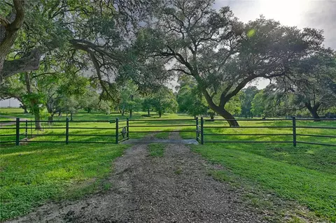 600 Artesian Park Ln, Brenham, TX 77833