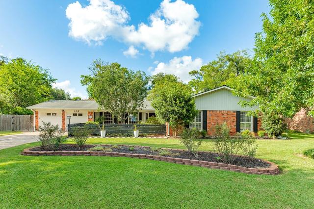 107 Hyacinth St, Lake Jackson, TX 77566