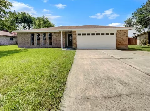 35 Wagon Lane Loop, Angleton, TX 77515 photo 1