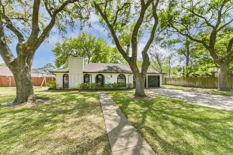 105 W Wildwinn Dr, Alvin, TX 77511