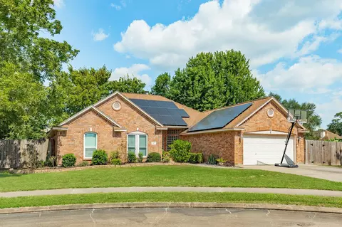 57 Peppermint Ct, Lake Jackson, TX 77566