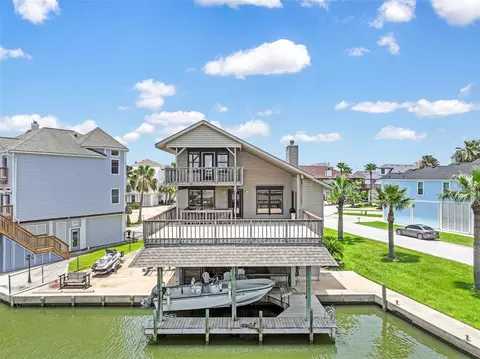 214 Easterly Dr, Tiki Island, TX 77554