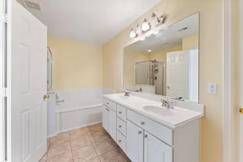 Bath - 927 Northgate Springs Dr, Spring, TX 77373 photo 3 of 6