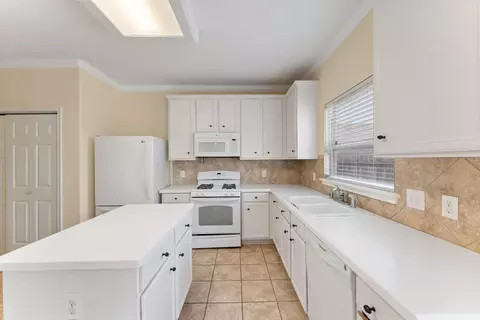 Kitchen - 927 Northgate Springs Dr, Spring, TX 77373 photo 2 of 5