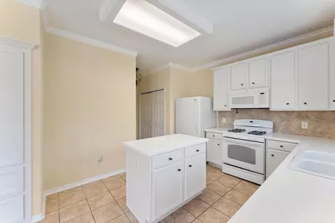 Kitchen - 927 Northgate Springs Dr, Spring, TX 77373 photo 3 of 5