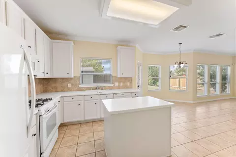 Kitchen - 927 Northgate Springs Dr, Spring, TX 77373 photo 4 of 5