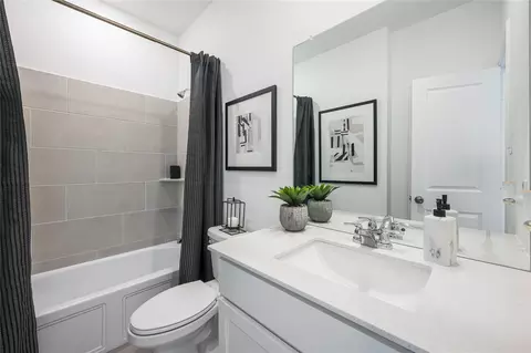 Bath - 8015 Jade Crest Dr, Angleton, TX 77515 photo 2 of 3